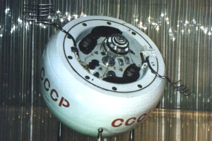 O navă spațială sovietică anterioară, Venera 8, a fost lansată către Venus în 1972. Kosmos 482 avea un design similar.