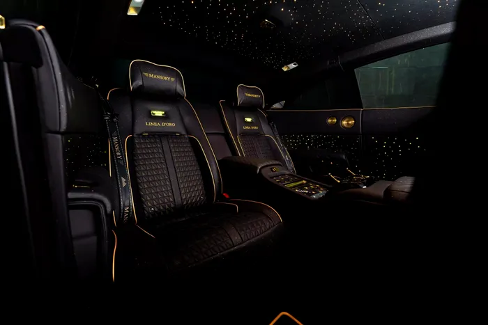 Rolls-Royce Wraith acoperit cu aur