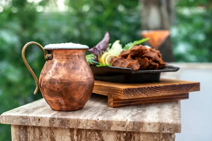 În mod tradițional, ayranul este servit în căni din cupru, care ajută la menținerea băuturii reci mai mult timp și sporesc farmecul experienței turcești autentice.