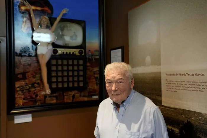 Robert Friedrichs, fotografiat la Muzeul Atomic din Las Vegas, alături de celebra imagine cu