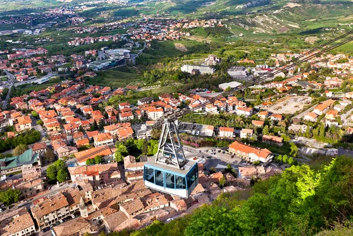 Borgo Maggiore, aflat la poalele Muntelui Titano din San Marino, poate fi accesat cu ajutorul unei telecabine panoramice