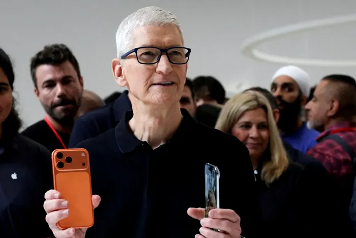 Tim Cook ține un iPhone 17 Pro și un iPhone Air în cadrul evenimentului Apple desfășurat la Steve Jobs Theater, Cupertino, California, SUA, 9 septembrie 2025.