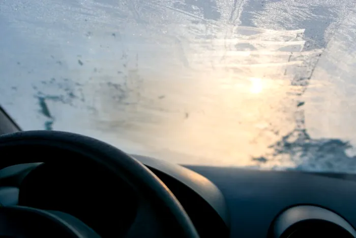 Parbrizul mașinii îți îngheață pe dinăuntru