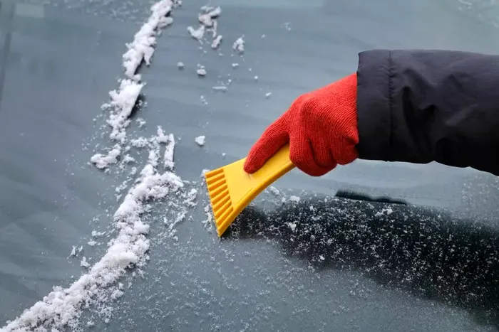 După pornirea motorului, activează dezaburirea și folosește AC-ul iarna, fiindcă usucă aerul și face geamurile clare mult mai repede.