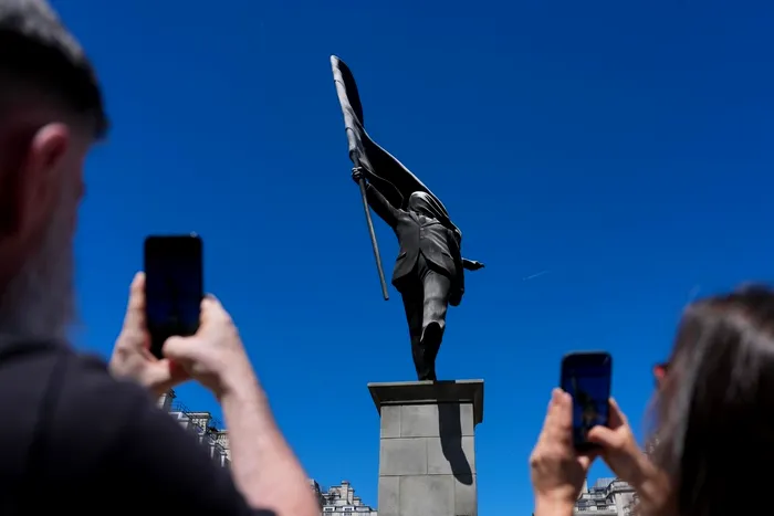 Bansky statuie Londra steag 1