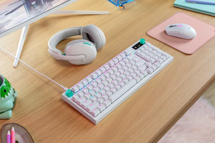 G316 X 98 G305 X Superlight G325 ENVR White Desk Setup Alt