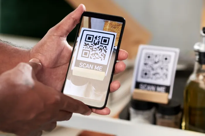 O imagine reprezentativă de ilustrație cu un telefon care scanează un cod QR.