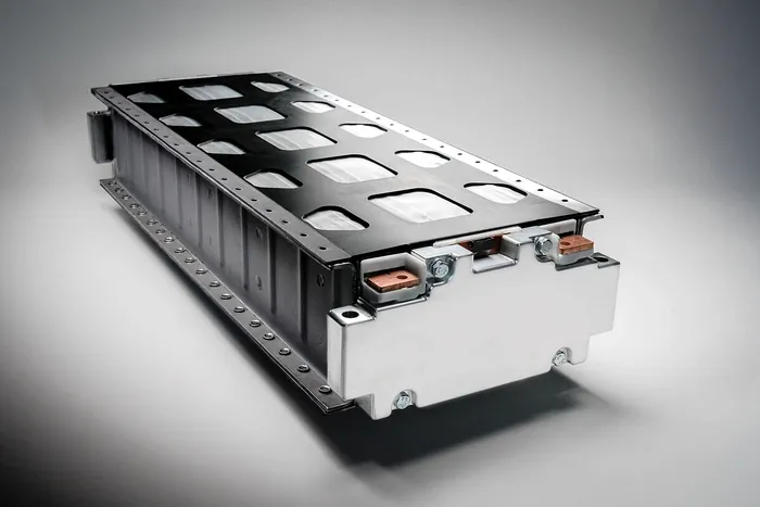 Pachet de baterie solid-state pentru vehicule electrice, tehnologie care promite încărcare mai rapidă, densitate energetică mai mare și autonomie extinsă.