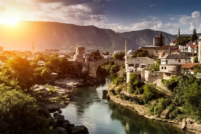 Mostar - celebru pentru podul vechi inclus în patrimoniul UNESCO