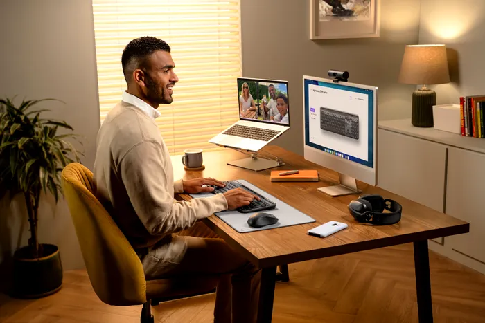 Setup Logitech construit în jurul unui MacBook