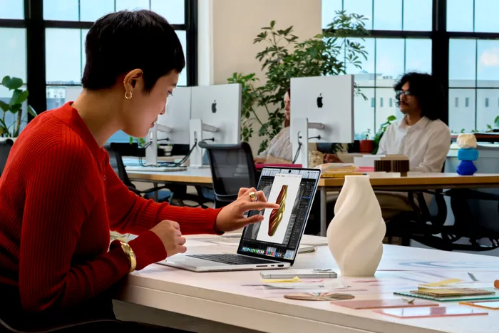 Ecranul sensibil la atingere schimbă radical modul în care interacționezi cu un MacBook Pro