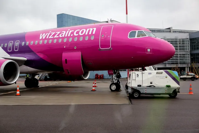VIDEO Bătaie de joc pentru zeci de pasageri ai unei curse Wizz Air, pe aeroportul Otopeni. Ce au pățit oamenii la îmbarcare
