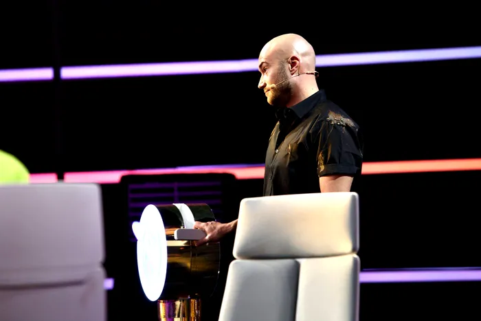 Mihai Bendeac în timpul emisiunii iUmor, sezon 7, în timp ce acționează maneta.