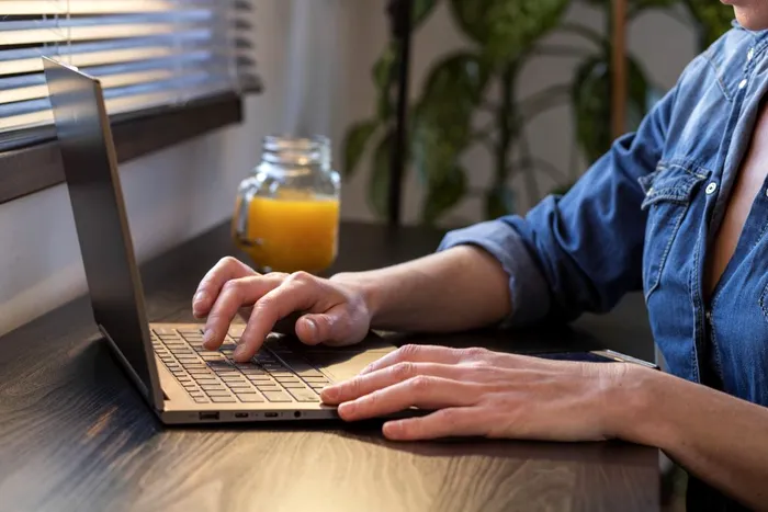 Cum să faci bani de acasă pe internet. 7 idei simple care te pot îmbogăți în izolare Sursa foto: Inquam Photos / Melinda Nagy