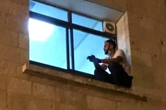 Un tânăr și-a vegheat mama bolnavă de coronavirus de la fereastra spitalului unde femeia era internată