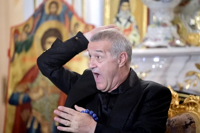 Gigi Becali cu mâna ridicată