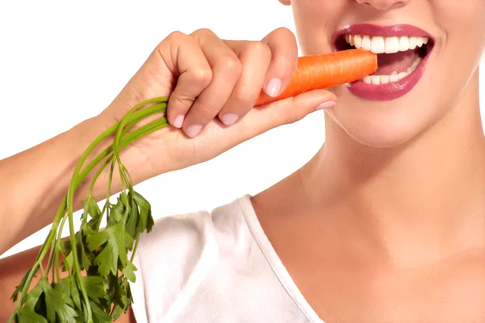 Medicii stomatologi recomandă consumul de legume crude pentru dinți sănătoși