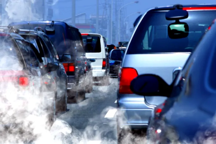 Mai multe mașini aflate în trafic.
