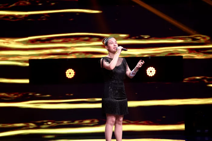 Tânără cântă pe scena X Factor