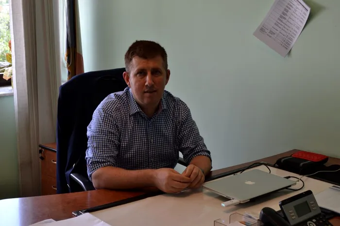 Monument funerar descoperit în mijlocul unui cartier, după ploile puternice. Cine a murit aici, de fapt