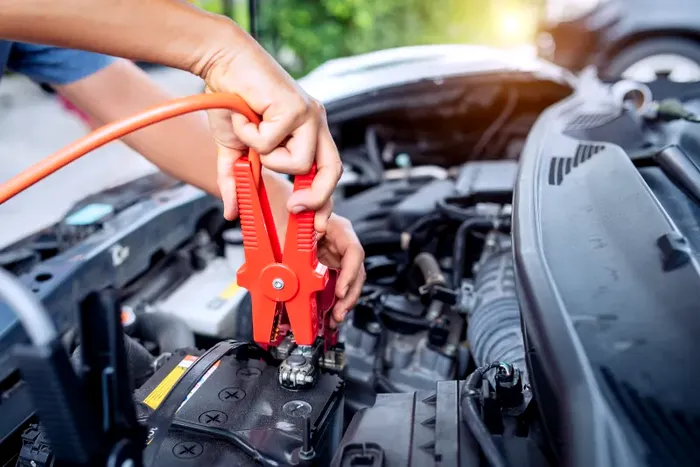 Greşeala care îţi poate strica maşina atunci când dai curent unui alt autoturism. Detaliul la care trebuie să fie atenţi şoferii