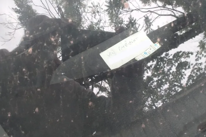 Mesajul lăsat în parbriz de un bucureştean care şi-a părăsit maşina într-o parcare subterană. Trecătorii se abţin să nu râdă