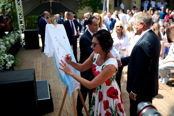 Cât a costat ținuta purtată de Carmen Iohannis în Paris, înainte de Jocurile Olimpice? Geanta e mai scumpă decât rochia