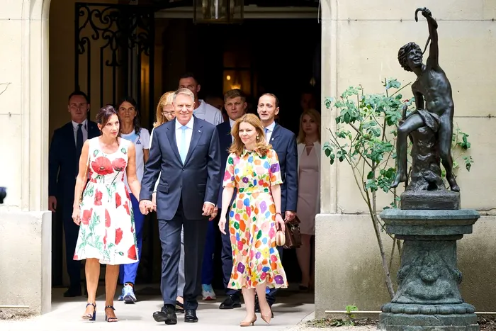 Cât a costat ținuta purtată de Carmen Iohannis în Paris, înainte de Jocurile Olimpice? Geanta e mai scumpă decât rochia