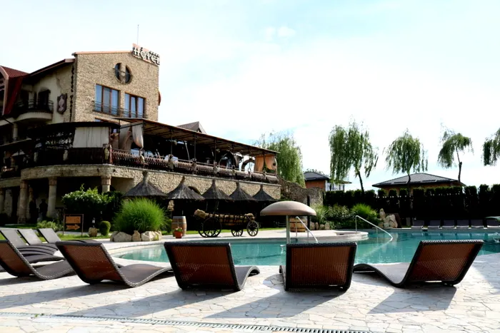 Bali de România, locul unic care face furori printre români. E un adevărat paradis cu piscine infinity ca în filme