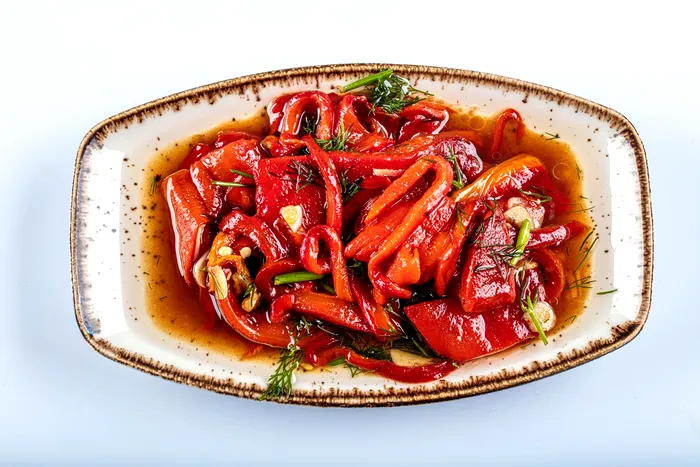 Ce să adaugi în salata de ardei copți la final. Ingredientul care îi dă un gust exact ca la bunica acasă