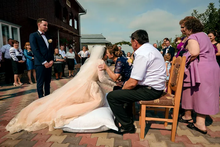 Obiceiul care nu lipsește de la nicio nuntă românească. De unde au pornit cele mai stranii tradiții