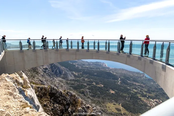 Locul spectaculos, care îți dă fiori. Pășești în gol la 1200 de metri. Peisajul însă este unul ireal de frumos