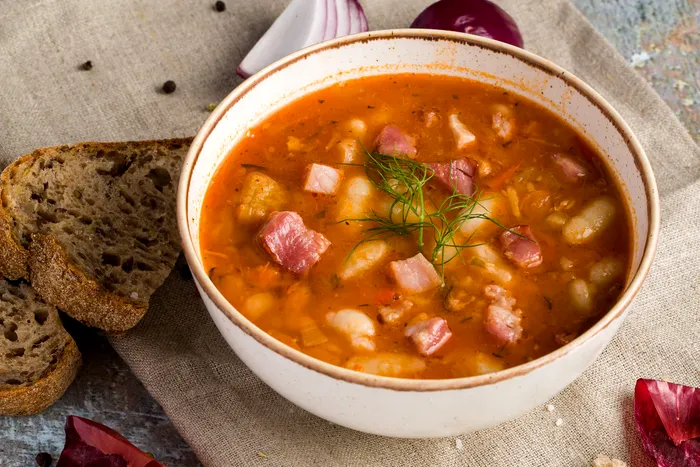 Trucul pentru cea mai bună ciorbă de fasole. Nu trebuie nici să o mai pui la înmuiat, secretul pe care vei regreta că nu l-ai știut