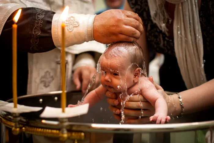 De ce pun românii nume de sfinți copiilor. De unde vine această tradiție și ce spun preoții despre acest obicei