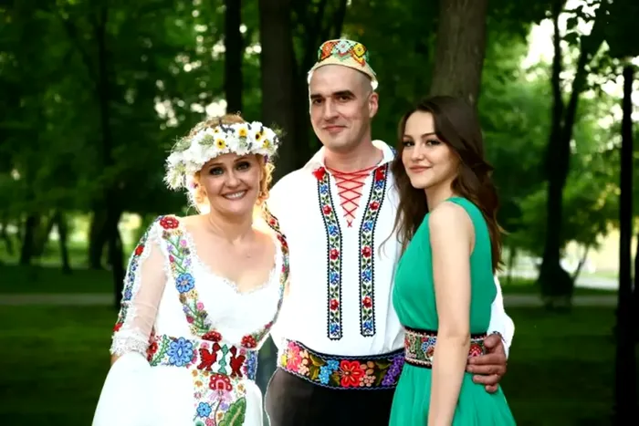 S-a căsătorit când era foarte tânără, a făcut o fetiță, după care a divorțat și a rămas să o crească singură pe Oana.