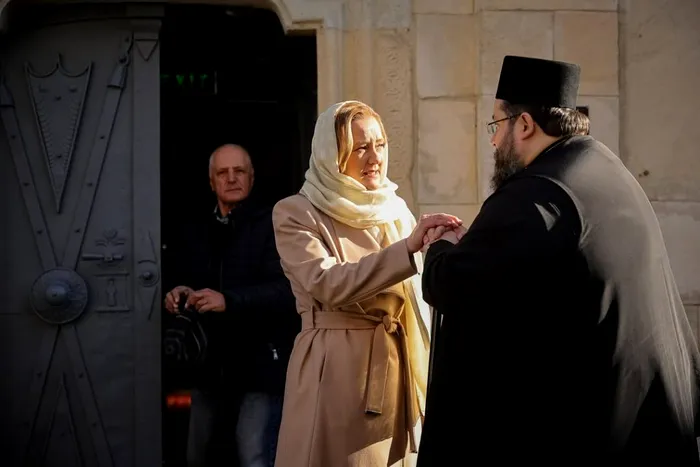 Primul lucru pe care l-a făcut Elena Lasconi după ce a ieșit de la vot ”M-am rugat la mânăstire pentru democrație, pace și înțelegere!”