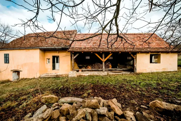 Orasul parasit din Romania in care casele fara usi sau geamuri se vand cu 100.000 de euro