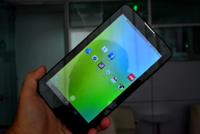 Ecranul are culori spălăcite, deși interfața a devenit mai prietenoasă la această tabletă. 