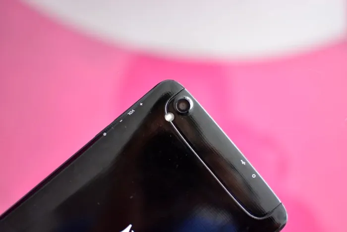 Capacul camerei ascunde și zona pentru SIM și microSD