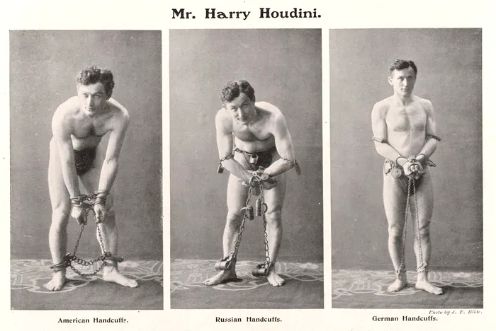 Harry Houdini, în timpul unui spectacol de iluzionism. Foto Profimedia
