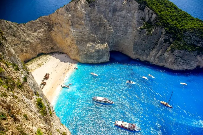 Navagio, una dintre cele mai faimoase plaje din lume (Foto: Profimedia)