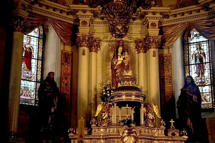 Cea mai mare statuie făcătoare de minuni a Fecioarei Maria se află în România. Locul în care ar avea loc miracole, tu ştiai de el? - Playtech Știri