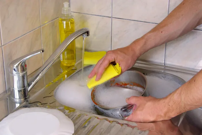 Nu mai cheltui bani pe detergenți scumpi de vase. Cumpără-l pe cel mai ieftin și transformă-l cu un singur ingredient