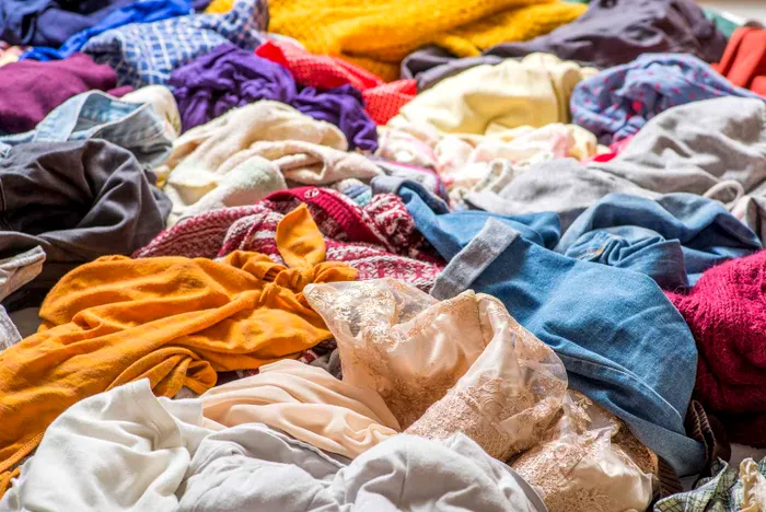 Românii care nu reciclează hainele vechi vor fi penalizați sever. Amenzile usturătoare pe care le vei plăti de la 1 ianuarie 2025