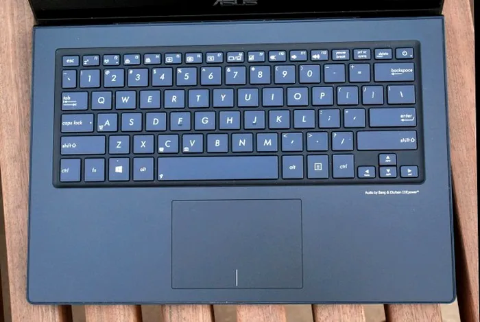 REVIEW Asus Zenbook UX301 - Eleganță și performanță la 15 mm
