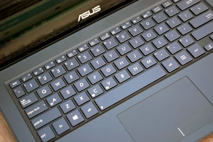 REVIEW Asus Zenbook UX301 - Eleganță și performanță la 15 mm