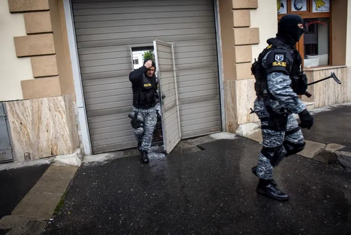 Au voie polițiștii să îți intre în casă dacă tu nu le dai voie? Ce spune legea. Regulile sunt clare