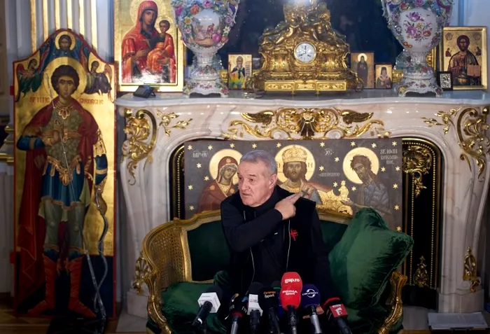 George Becali, în sala în care ține celebrele conferințe de presă, înconjurat de opulență, icoane și alte obiecte înflorate