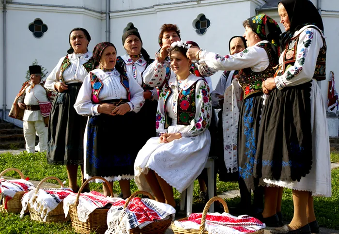 Obiceiul care nu lipsește de la nicio nuntă românească. De unde au pornit cele mai stranii tradiții