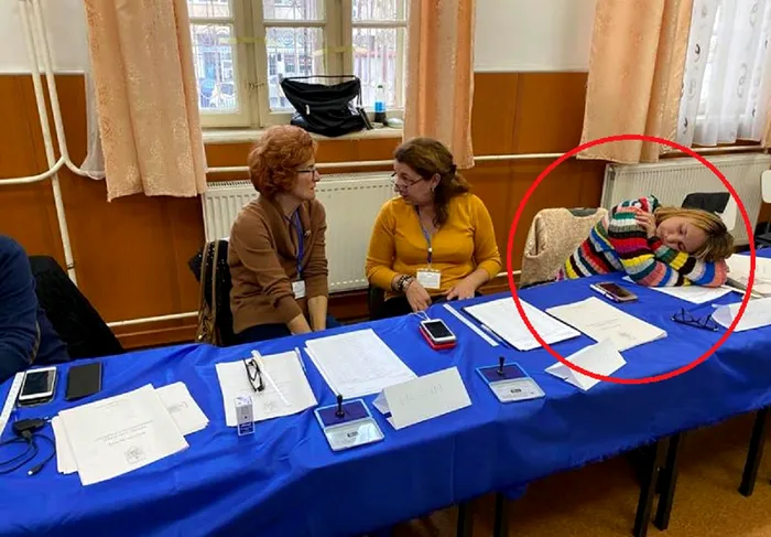Incidente alegeri prezidențiale 2019. FOTO reprezentanta unei comisii de votare doarme în sală 